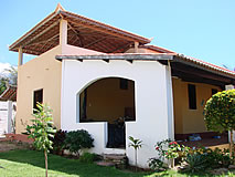 Vende-se 1 Casa e 2 Chal&eacute;s em Canoa Quebrada