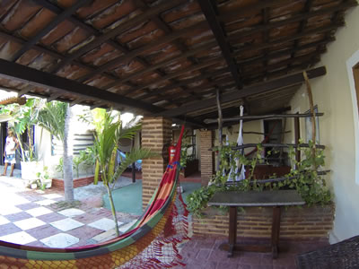 Guia de hospedagem de Canoa Quebrada: hotéis, pousadas, albergues, camping, flats, apartamentos e casas para temporada.