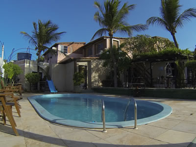 Guia de hospedagem de Canoa Quebrada: hot&eacute;is, pousadas, albergues, camping, flats, apartamentos e casas para temporada.