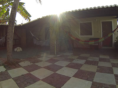 Guia de hospedagem de Canoa Quebrada: hot&eacute;is, pousadas, albergues, camping, flats, apartamentos e casas para temporada.