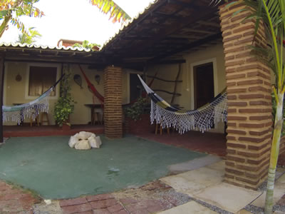 Guia de hospedagem de Canoa Quebrada: hot&eacute;is, pousadas, albergues, camping, flats, apartamentos e casas para temporada.