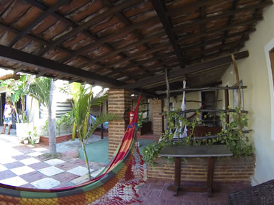 Guia de hospedagem de Canoa Quebrada: hot&eacute;is, pousadas, albergues, camping, flats, apartamentos e casas para temporada.