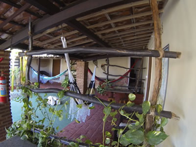 Guia de hospedagem de Canoa Quebrada: hot&eacute;is, pousadas, albergues, camping, flats, apartamentos e casas para temporada.