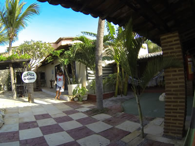 Guia de hospedagem de Canoa Quebrada: hot&eacute;is, pousadas, albergues, camping, flats, apartamentos e casas para temporada.