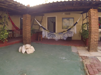 Guia de hospedagem de Canoa Quebrada: hot&eacute;is, pousadas, albergues, camping, flats, apartamentos e casas para temporada.