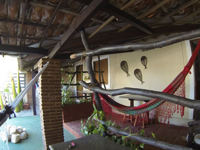Guia de hospedagem de Canoa Quebrada: hot&eacute;is, pousadas, albergues, camping, flats, apartamentos e casas para temporada.