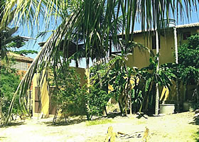 Guia de hospedagem de Canoa Quebrada: hot&eacute;is, pousadas, albergues, camping, flats, apartamentos e casas para temporada.