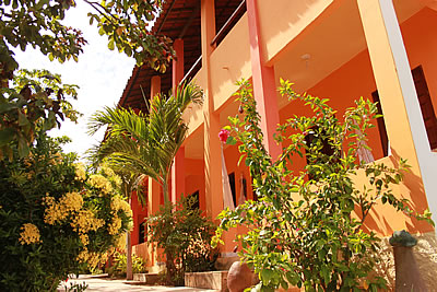 Guia de hospedagem de Canoa Quebrada: hotéis, pousadas, albergues, camping, flats, apartamentos e casas para temporada.